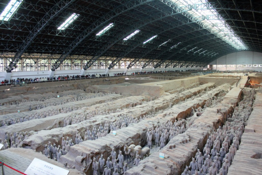 Die Terrakottaarmee bei Xian - Westlich des Dorfes Zhaobeihu, südwestlich des äußeren Mausoleums-Walls und etwa 1,6 km vom Grabhügel gelegen, wurden zwei Gräberfelder entdeckt. Hier wurden Arbeiter der Grabanlage bestattet. Eines war bereits seit langer Z