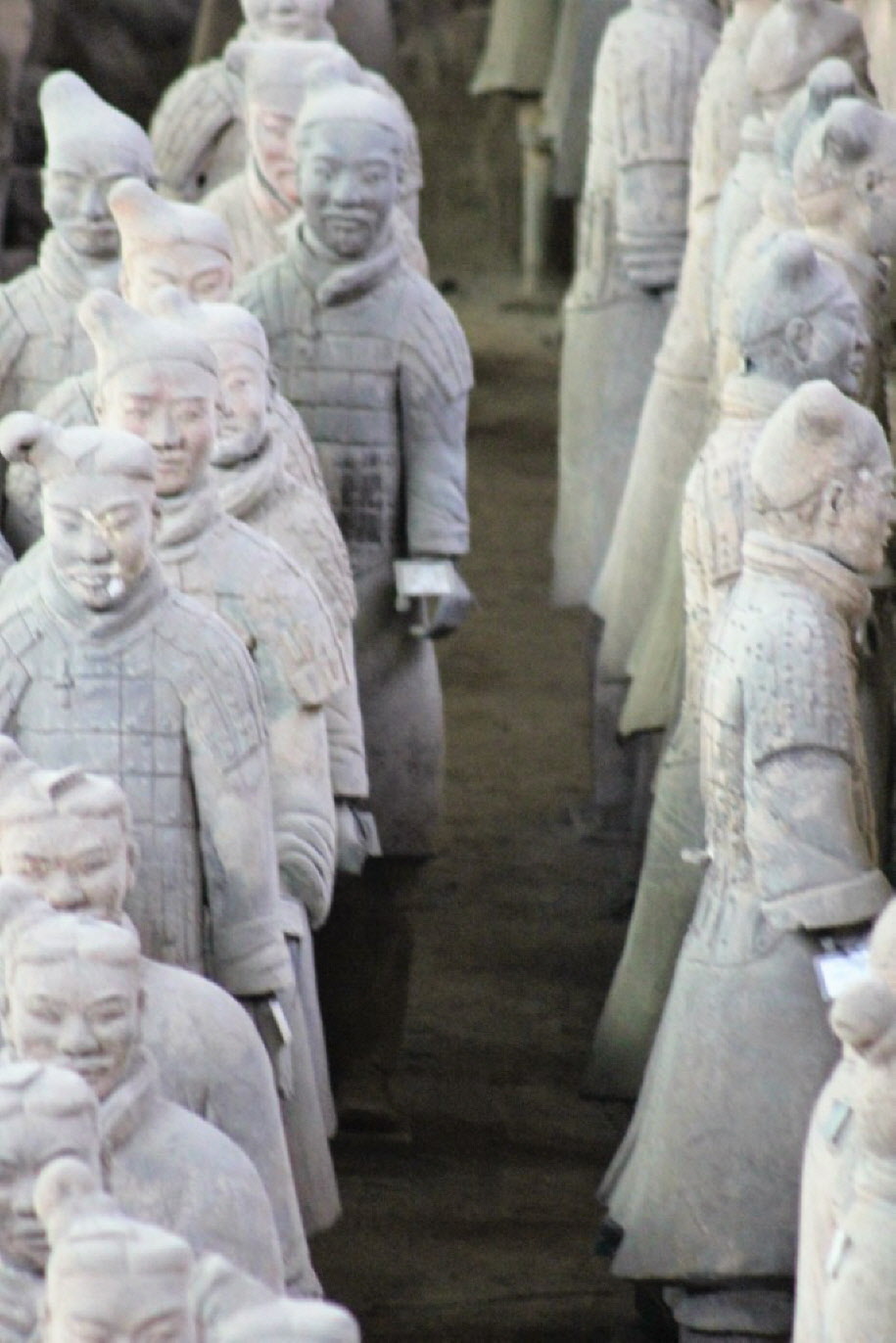 Die Terrakottaarmee - Da die Qin-Soldaten private Kleidung trugen, gab es keine einheitlichen Uniformen. Die dargestellte Kleidung an den Figuren gibt daher gute Aufschlüsse über die allgemeinen Kleidungsgewohnheiten der Qin-Gesellschaft. Die Soldatenfigu