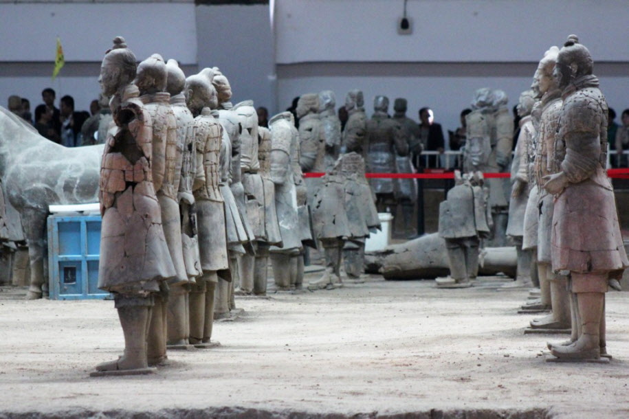 Die Terrakottaarmee - Das primäre Ziel der chinesischen Archäologen besteht darin, die restlichen Terrakottasoldaten auszugraben und gegebenenfalls zu restaurieren. Selbiges soll mit den vermuteten Wagenkolonnen passieren.