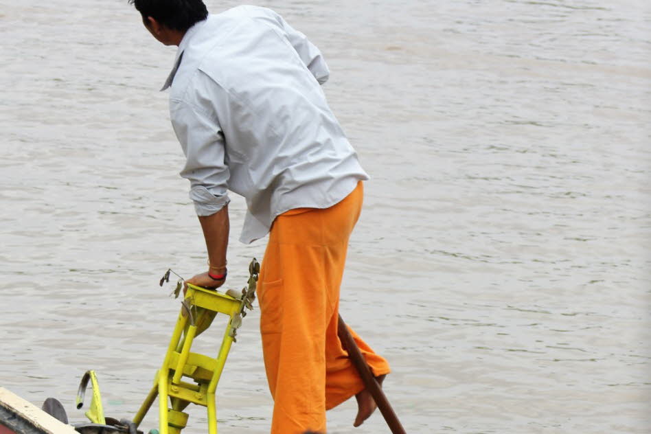 Ein-Fuß-Rudern auf dem Inlesee: Die Fischer sind dafür bekannt, mit einem Bein zu rudern, wodurch sie den Bewuchs unter dem Wasser besonders gut sehen können. Weibliche Ruderer halten das Ruder aber meist in den Händen, während sie im Schneidersitz oder m