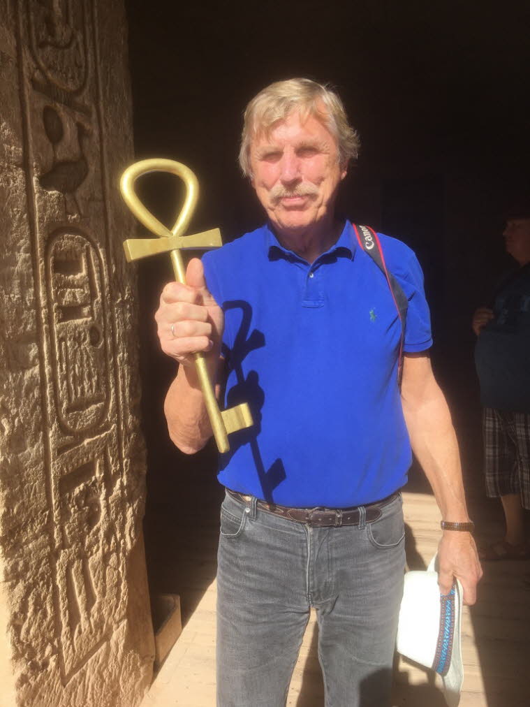 Ein Schlüssel in der Tür des kleinen Tempels von Abu Simbel in Form eines Ankh, einer antiken ägyptischen Hieroglyph, die das Leben repräsentiert (2)