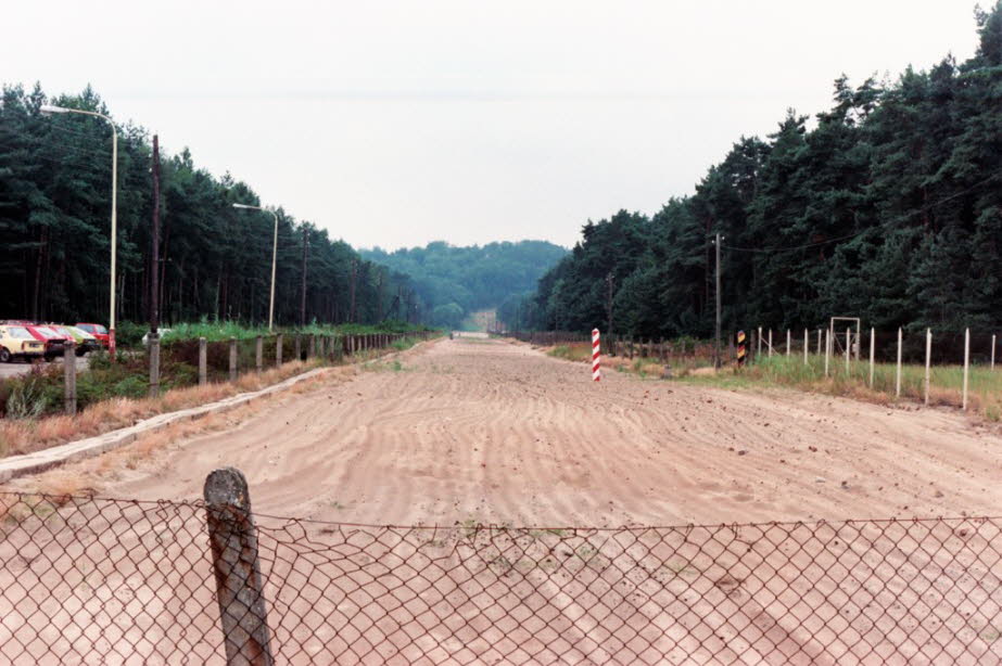 Einserner Vorhang: Der Eiserne Vorhang bildete nach dem Zweiten Weltkrieg bis zu den Systemänderungen im Jahr 1989 die Trennlinie zwischen den marktwirtschaftlich orientierten Staaten im Westen und den planwirtschaftlich geleiteten Diktaturen im Osten. Di
