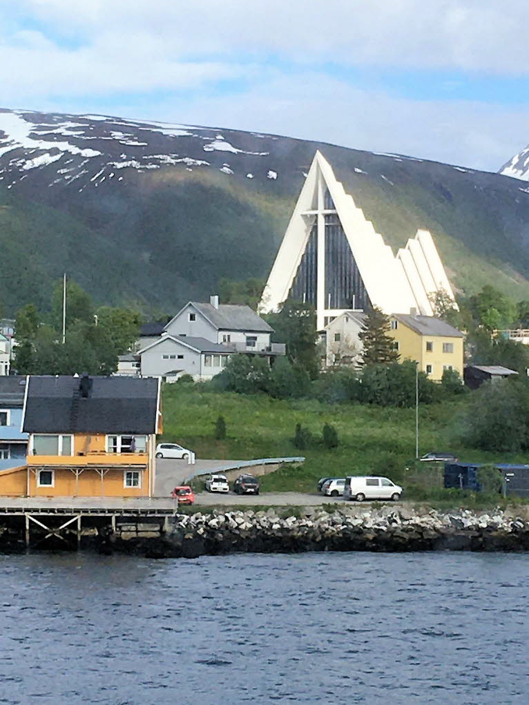 Die Kirche von Tromsdalen, auch Eismeerkathedrale genannt, wurde am 19. November 1965 eingeweiht. Dem Architekten Jan Inge Hovig ist ein Meisterwerk gelungen. Die Kirche ist ein Segelzeichen, das sowohl vom Tromsøysund, von der Brücke als auch während der
