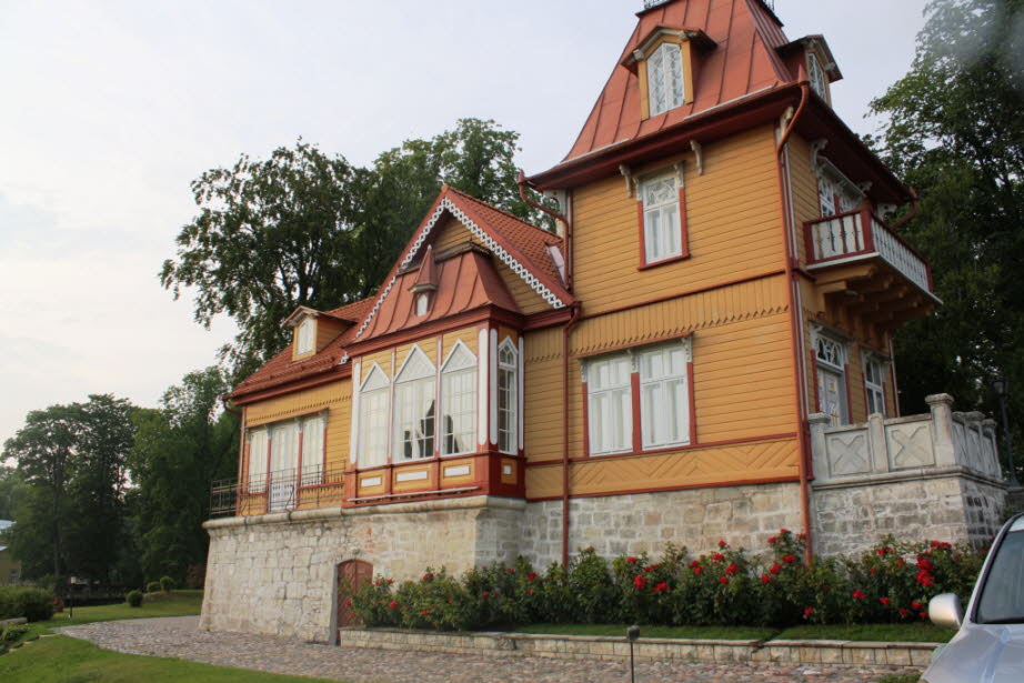 Kuressaare auf der Insel Saaremaa - Kuressaare ist die einzige Stadt auf der größten estnischen Insel Saaremaa. Sie liegt direkt an der Ostsee an der Südküste der Insel, zwischen den Buchten Sepamaa laht im Osten sowie Kuressaare laht und Linnulaht im Wesš