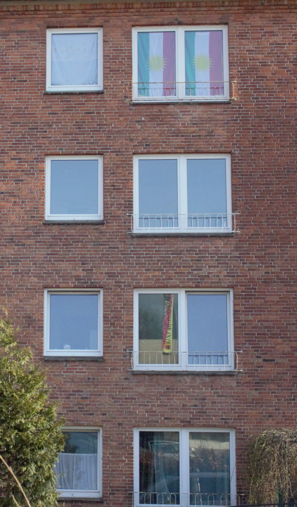 Fenster eines Mietshauses in Kiel