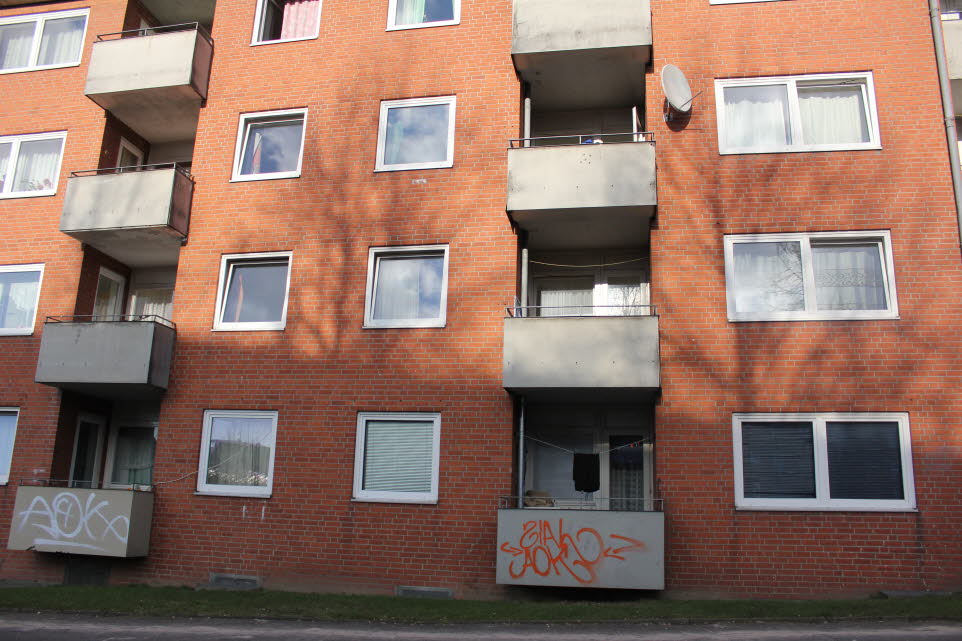 Fenster und Balkone eines Mietshauses in Kiel