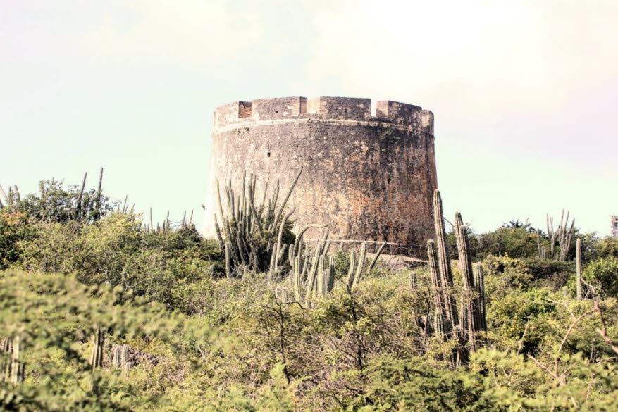 Fort Beekenburg: Fort Beekenburg liegt auf einem Felsvorsprung neben der Caracas Bay östlich der Stadt Willemstad auf der Karibikinsel Curaçao in den Niederländischen Antillen. Fort Beekenburg wurde 1703 auf Befehl des Gouverneurs Van Beek gebaut, um den 