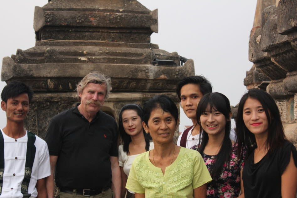 Fotogruppe auf einer Pagode in Bagan