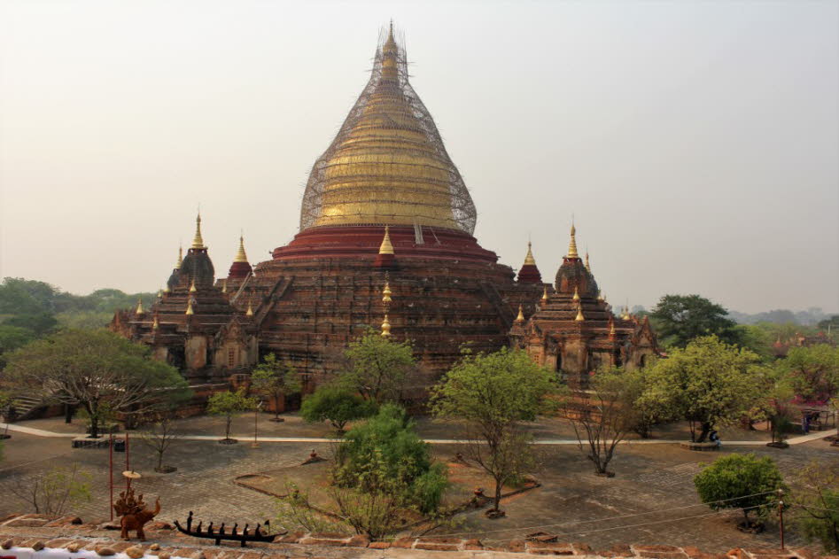 Shwezigon Pagode  in  Bagan: Der Bau der Shwezigon-Pagode wurde um 1077 unter König Anawratha begonnen. Sie gilt als Prototyp der birmanischen Pagode. Sie wird besonders verehrt, da sie Reliquien Buddhas enthalten soll: Ein Schlüsselbein, einen Zahn und S