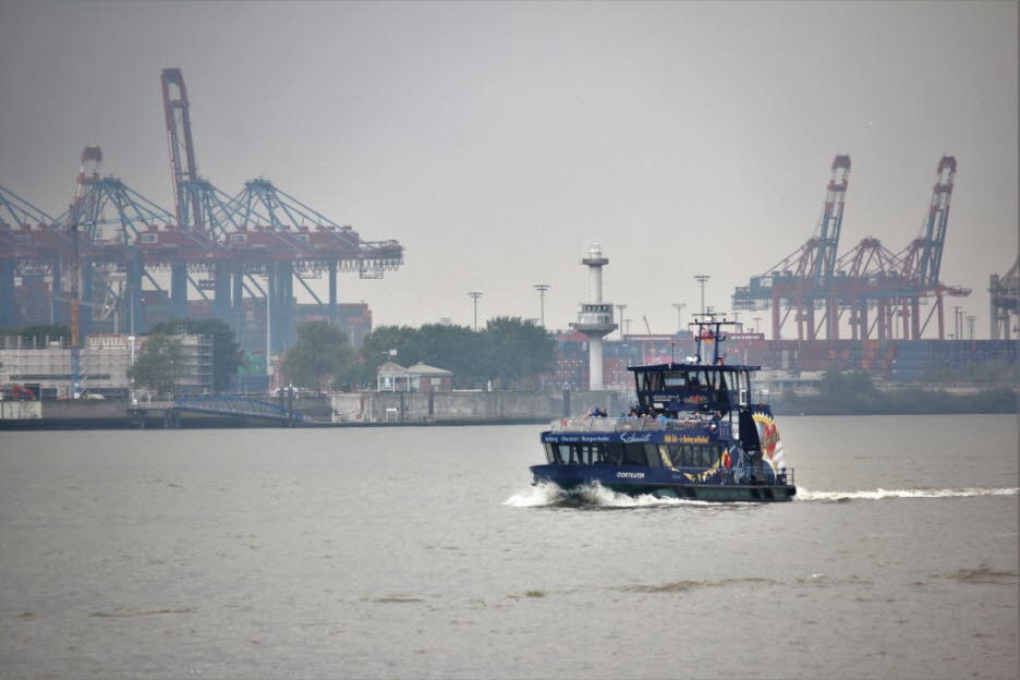 Der Hamburger Hafen der größte Seehafen in Deutschland und nach dem Hafen Rotterdam sowie dem Hafen von Antwerpen der drittgrößte Europas.