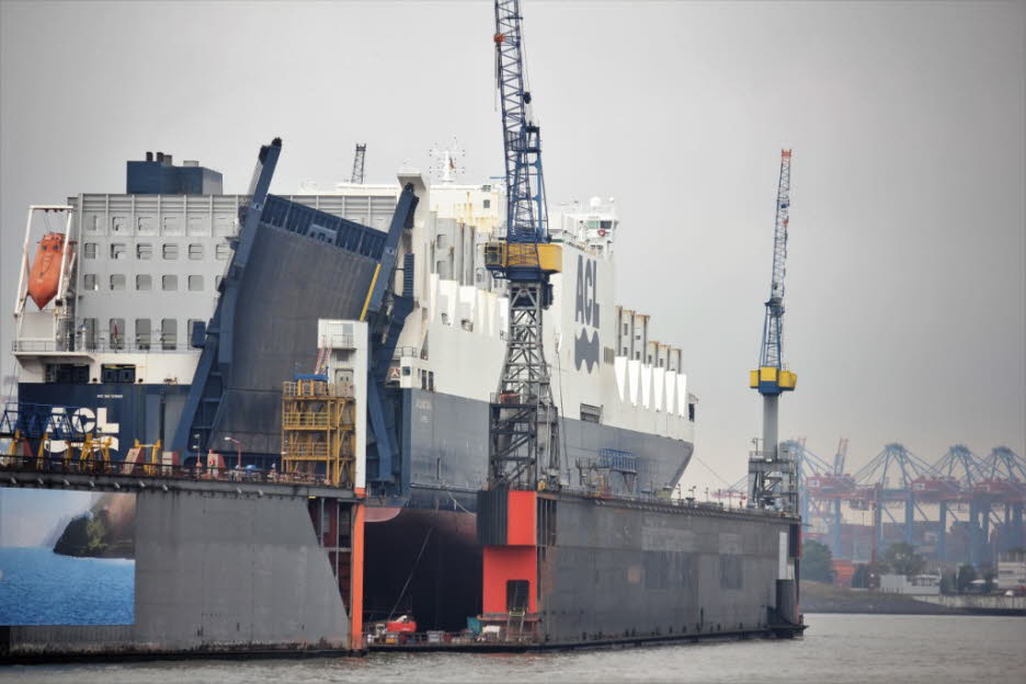 Der Hamburger Hafen der größte Seehafen in Deutschland und nach dem Hafen Rotterdam sowie dem Hafen von Antwerpen der drittgrößte Europas.