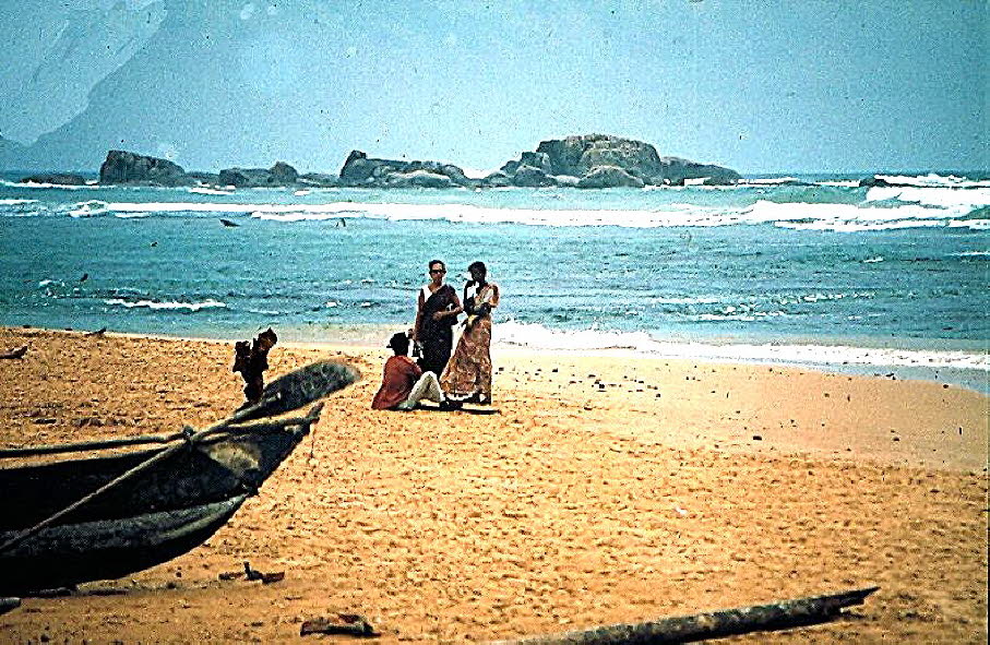Dieses Bild habe ich in Hikkaduwa 1981 aufgenommen. Fischer und kaum Badende sind zu sehen.