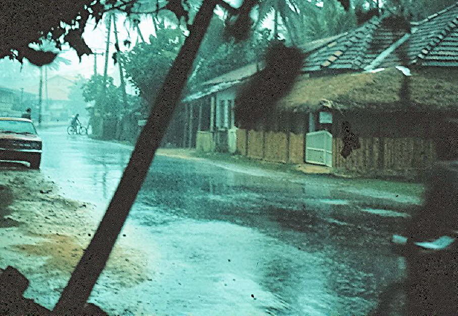 Hikkaduwa 1981:  Im Jahr 1981 verzeichnete Sri Lanka insgesamt 370.742 internationale Touristenankünfte. 1981 machten deutsche Besucher einen vergleichsweise kleinen Anteil an den internationalen Ankünften in Sri Lanka aus – etwa 3–4 % der insgesamt rund 