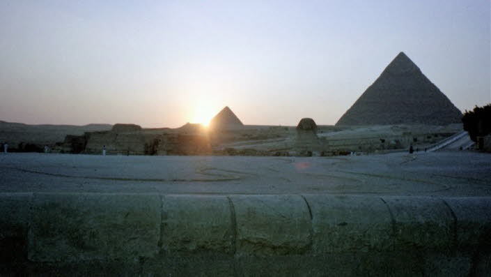 Im Jahr 1925 wurde in der Nähe des oberen Endes des Damms von Khufu ein Grubengrab mit der überführten Grabbeigabe von Khufus Mutter, Königin Hetepheres, entdeckt. Am Boden eines tiefen, mit Steinen gefüllten Schachtes wurde der leere Sarkophag der Königi