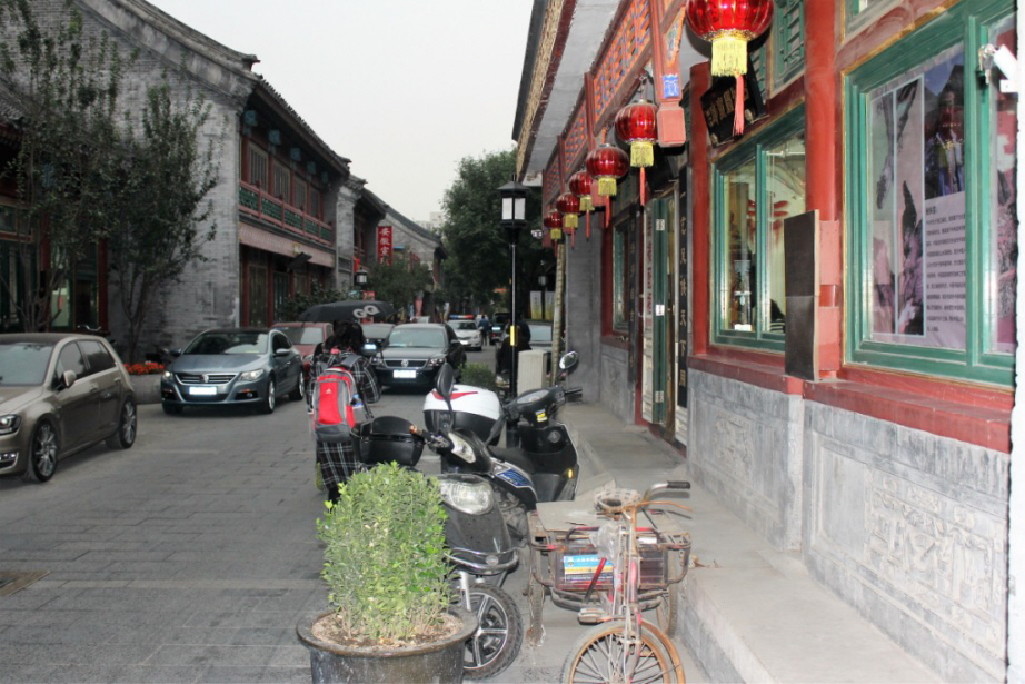 Hutongs:  Im Jahr 2005 gab es in Peking noch etwa dreitausend Hutongs, in denen fast die Hälfte der Stadtbewohner lebte. Sie werden aber auf Grund der Umgestaltung des Stadtzentrums zunehmend seltener.