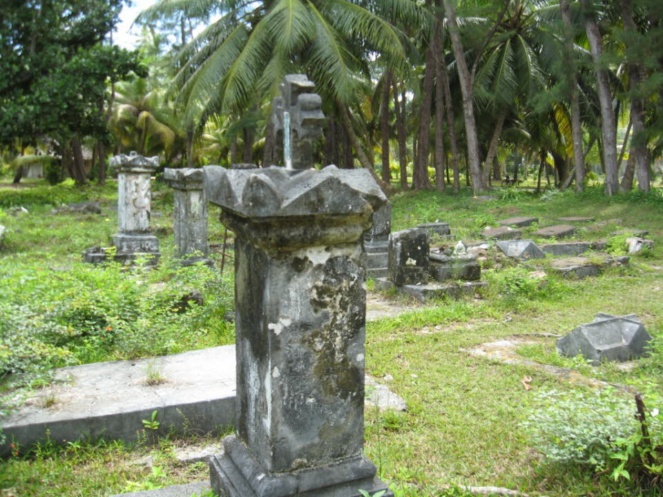 Der historische Friedhof von La Digue auf dem Gelände des L'Union Estate