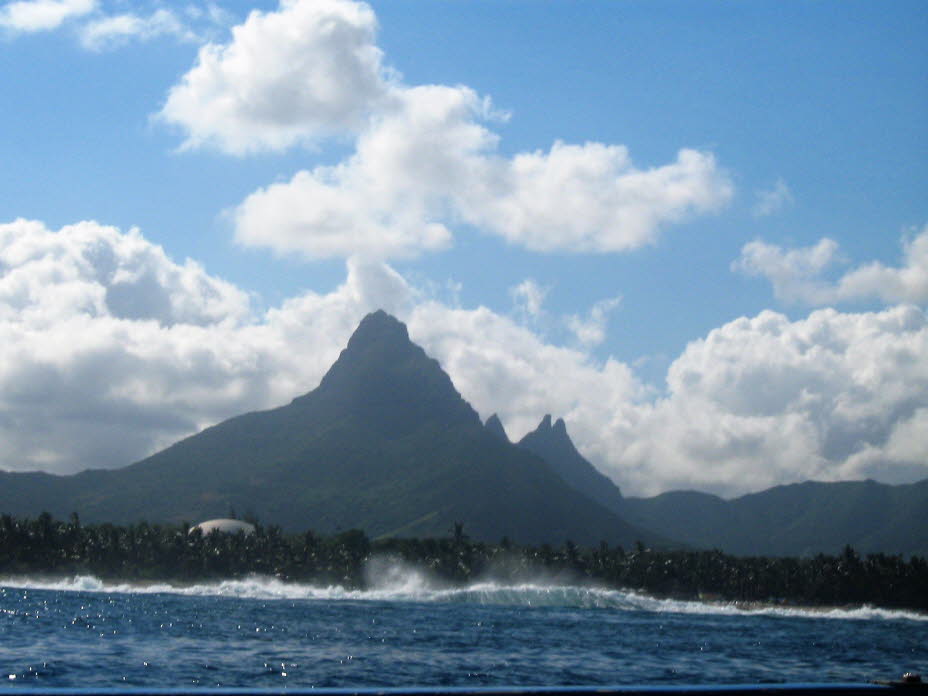 Der Le Morne Brabant ist ein 556 Meter hoher Berg auf der gleichnamigen Halbinsel im Südwesten von Mauritius. Am Fuße des Le Morne Brabant liegen Sandstrände aus Korallensand. Der Berg wirkt durch seine Höhe fast wie ein Leuchtturm und bedeckt ein Gebiet 