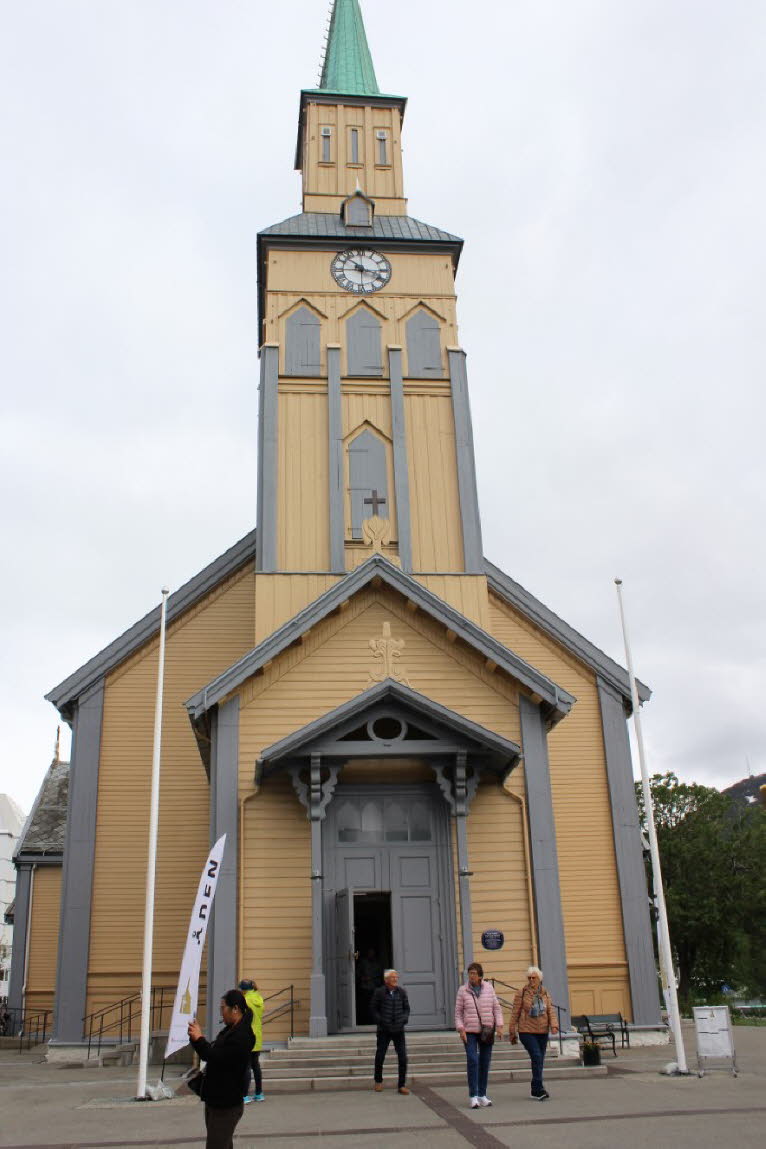 Die Tromsø-Kathedrale in der norwegischen Stadt Tromsø ist die einzige norwegische Kathedrale aus Holz. Die Kirche ist im neugotischen Stil gehalten, wobei der Kirchturm und der Haupteingang nach Westen ausgerichtet sind. Auf 70° N gelegen, ist sie die nö