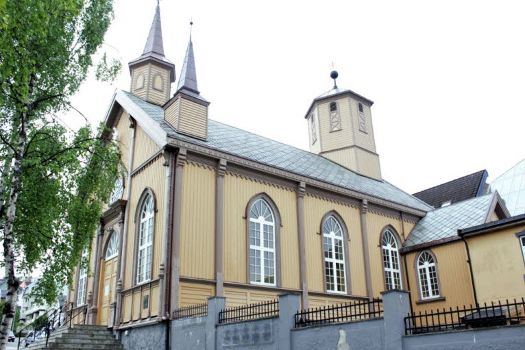 Als die Kathedrale gebaut wurde, stand bereits eine Holzkirche auf dem Gelände, die zunächst in das Diese Kirche ist immer noch da und enthält eine Reihe von Kunstwerken, die die Kirchen in Tromsø seit dem Mittelalter geschmückt haben. Das älteste Objekt 