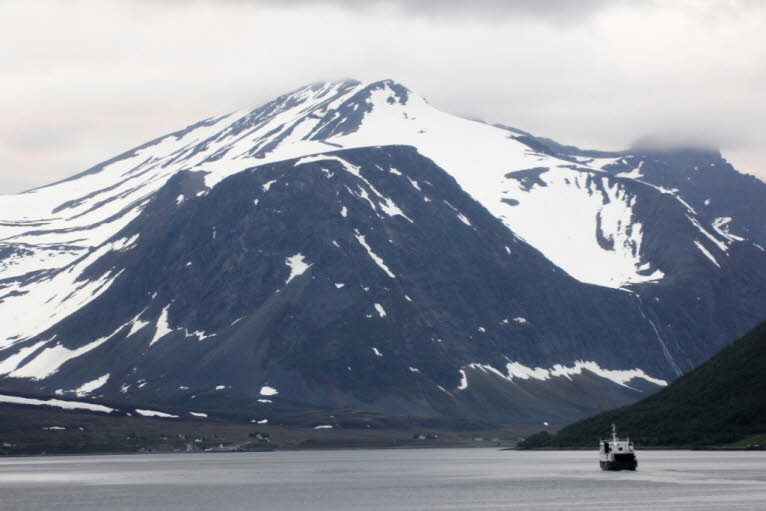 Im Norden Norwegens, nahe dem Ende des Europäischen Festlands, liegt rund 70km östlich von Tromsø,  eingesäumt von Fjorden, die unberührte Bergwelt der Lyngen Alpen. Hier erlebt  man Skibergsteigen in seiner reinsten und faszinierendsten Form.