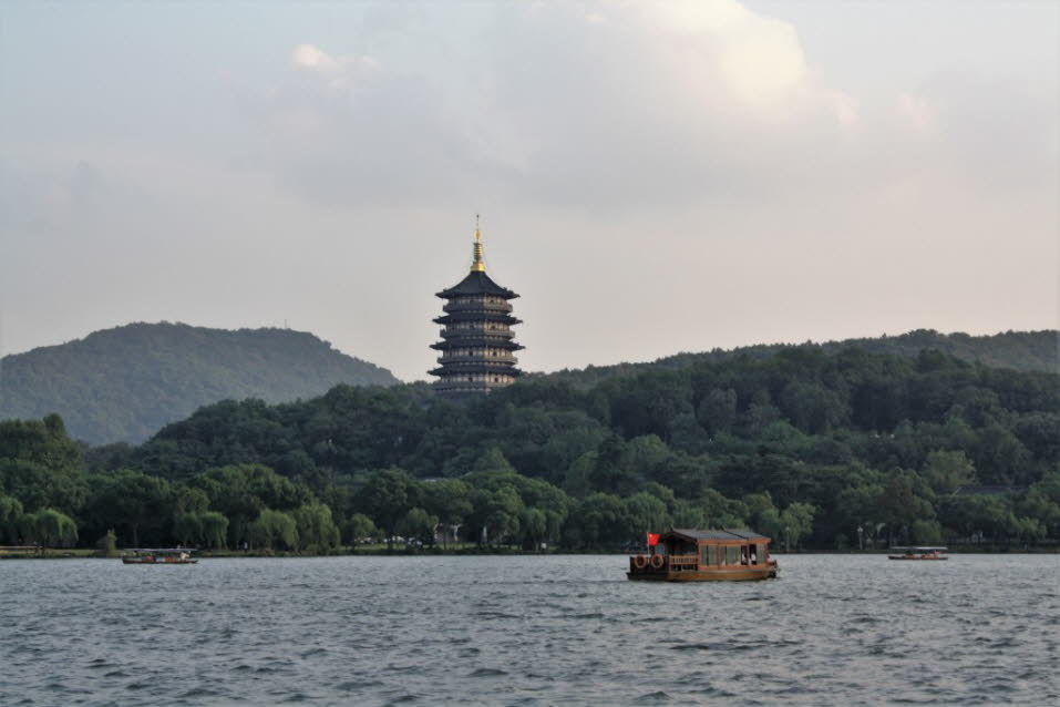 Auf dem Westsee in Hangzou: Der Westsee bei der Stadt Hangzhou in Zhejiang ist einer der berühmtesten Touristenmagnete der Volksrepublik China. Eine lokale Bezeichnung lautet Xizi Hú in Anlehnung an Xizi, eine der Vier Schönheiten des Altertums. Seit 2011