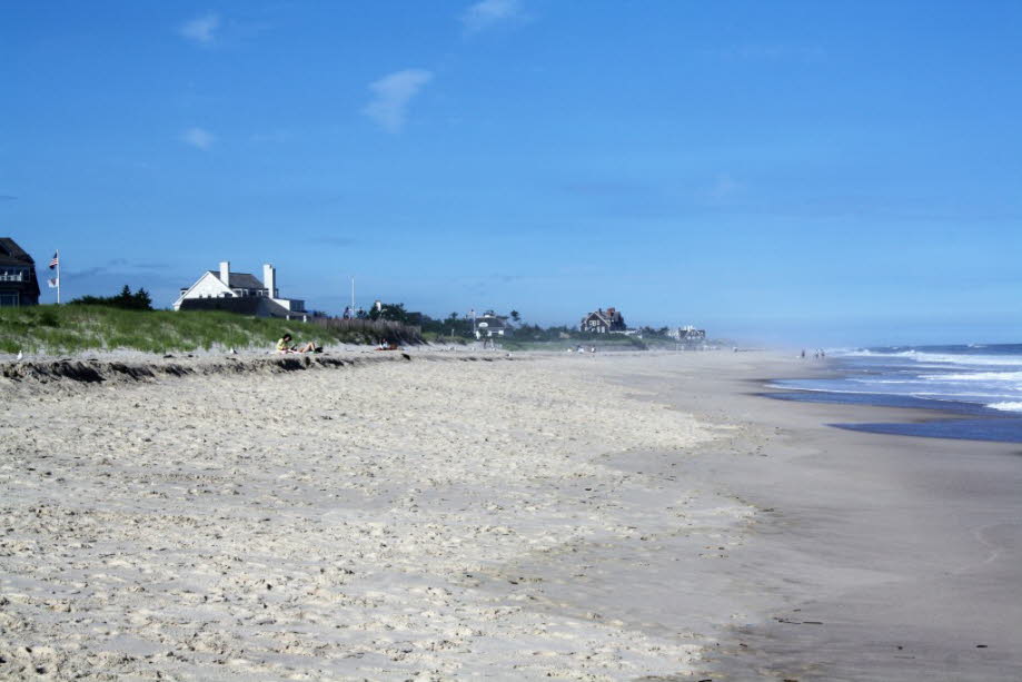 Long Island (dt. Lange Insel) gehört zum US-Bundesstaat New York. Die Insel liegt an der Ostküste der Vereinigten Staaten, ist etwa 190 km lang und 20 bis 32 Kilometer breit. Die Fläche beträgt 3566 km², was ungefähr der Fläche Mallorcas entspricht. Geolo@
