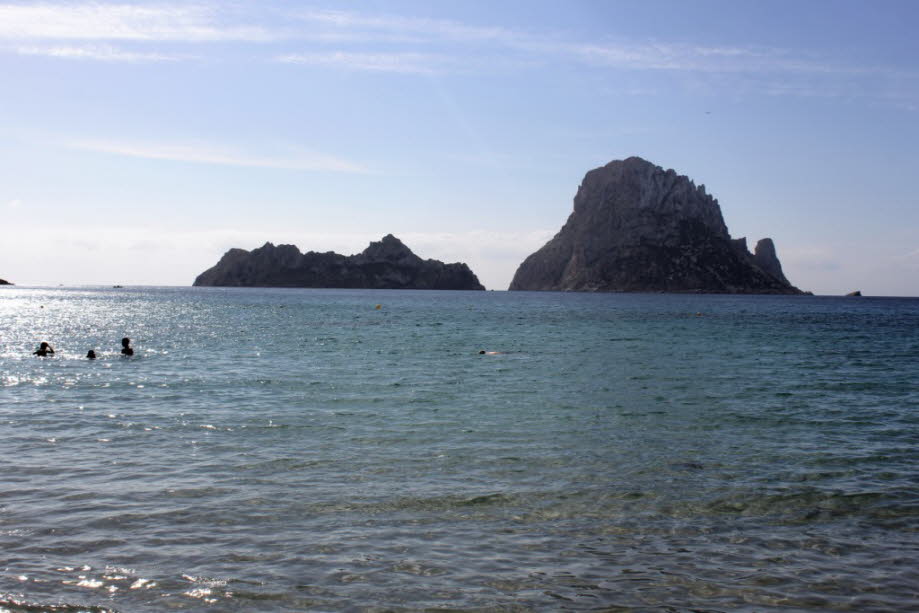 Es Vedrà ist eine felsige Insel mit magischen Kräften, nur einen Steinwurf von Ibiza entfernt Es Vedrà, die magische Insel, erhebt sich zwei Kilometer von der Südwestküste Ibizas entfernt über den Wellen. Während ihre Fläche nur einen halben Quadratkilome