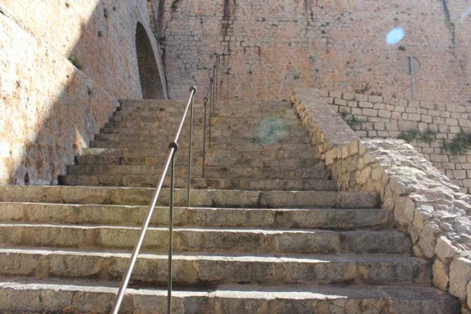 Burgberg in Ibiza-Stadt: Ibizas halb verschlossene Burg befindet sich auf dem höchsten Punkt von Dalt Vila und besteht aus einer Reihe historischer Gebäude, die über einen Zeitraum von 1000 Jahren erbaut wurden, darunter der Turm der Hommage aus der mauri
