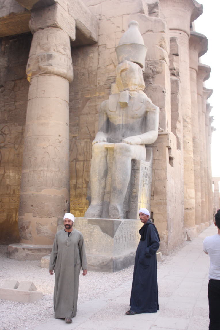 Obwohl die Lehmziegelhäuser und Paläste von Theben verschwunden sind, haben seine Steintempel überlebt. Der schönste davon ist der Tempel von Luxor. Er liegt in der Nähe des Nils und ist parallel zum Flussufer angelegt. Der Tempel wurde von Amenhotep III 
