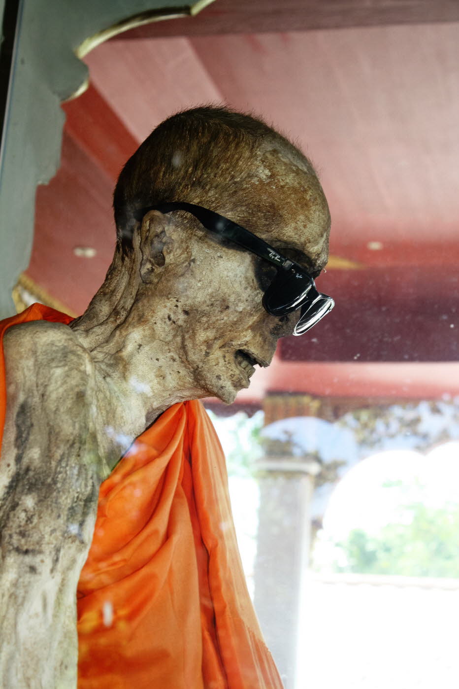 Mumifizierter Mönch im Tempel von What Khunaram auf Kho Samui - Wat Khunaram auf Koh Samui und sein mumifizierter Mönch sind bekannt. Im Wat Khunaram Tempel erhalten Besuchern einen Einblick in die buddhistische und thailändische Kultur.Der Mönch Luorrg P