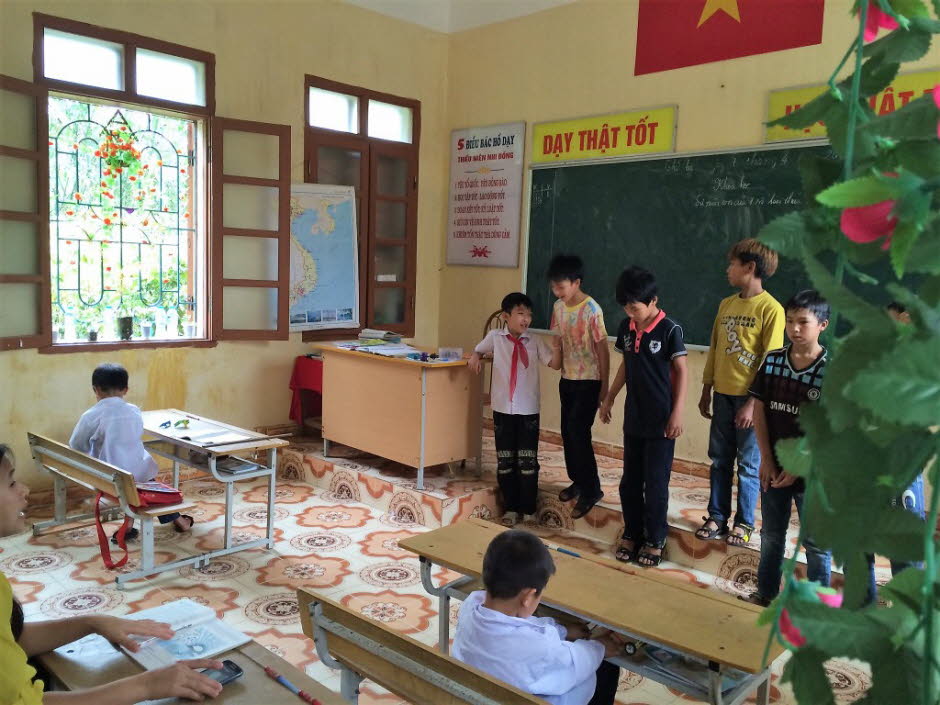 Schule in Vietnam: Das vietnamesische Bildungssystem versucht, veraltete Lehrpläne und lehrerzentrierten Unterricht zu überwinden. Obwohl noch viel zu tun ist, haben sich die Standards im Laufe der Jahre verbessert. Für Bildung in Vietnam ist das MinisterÜ