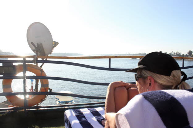 Die meisten privaten Felukenboote und Kreuzfahrten starten größtenteils von Luxor oder Assuan und fahren von oder zwischen den beiden Punkten über mehrere Tage oder Wochen. Eine typische siebentägige Reiseroute von Luxor umfasst das Tal der Könige und Kön