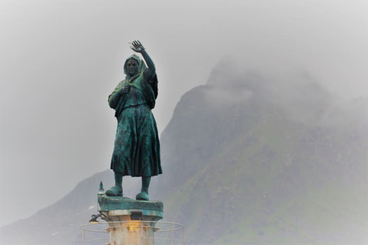 Statue einer winkenden Fischersfrau, die auf Ihren Mann wartet, der zum Fischen hinaus gefahren ist 