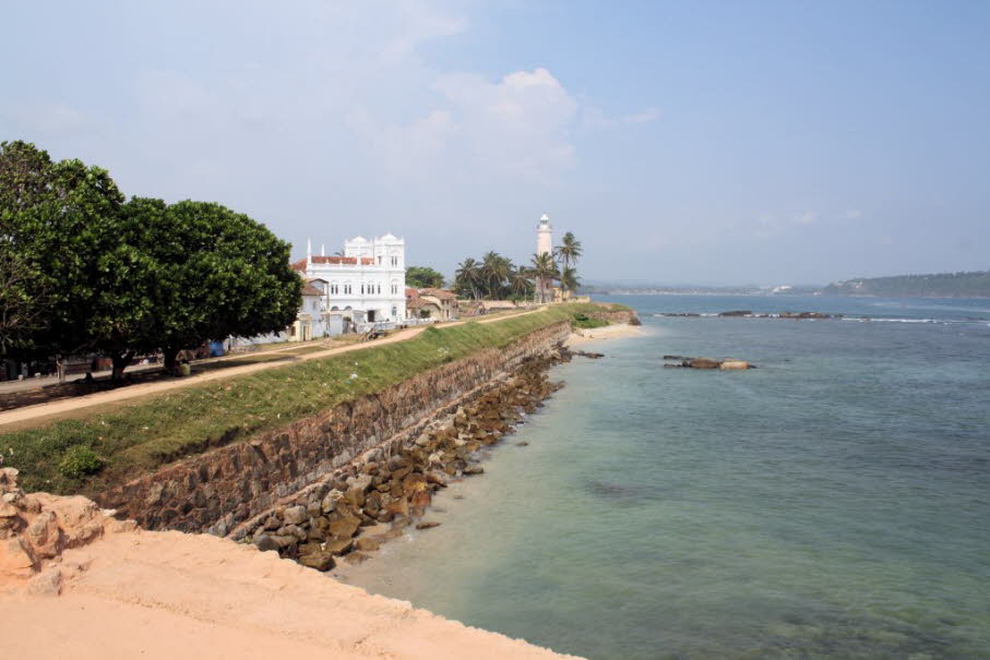 Galle - Galle ist eine Stadt in Südwest-Sri Lanka, 116 Kilometer von der größten Stadt Colombo entfernt. Mit ihr und mit Matara ist es durch eine Eisenbahnstrecke entlang der Küste verbunden.