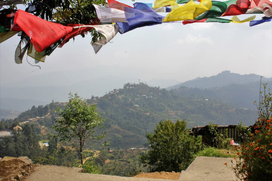Gebetsfahnen: Ein typisches Symbol und Wahrzeichen von Nepal sind die frabenfrohen tibetischen Gebetsfahnen. Nepal ist sehr mit einer direkten Grenze zu Tibet vom tibetischen Buddhismus beeinflusst. Überall im ganzen Land ob an Tempelanlagen oder auf Berg