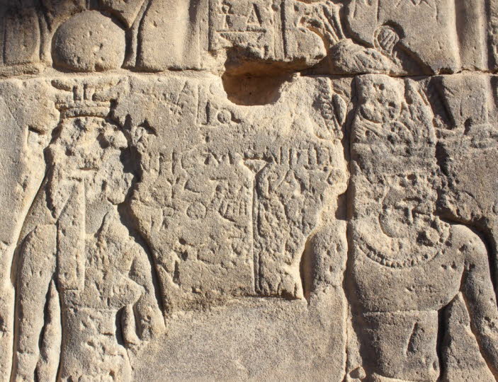 Die ägyptische Göttin Isis - Tochter von Himmel und Erde: Die Priester von Heliopolis, Anhänger des Sonnengottes Re, entwickelten den Mythos von Isis. Dieser besagt, dass Isis die Tochter des Erdgottes Geb und der Himmelsgöttin Nut und die Schwester der G