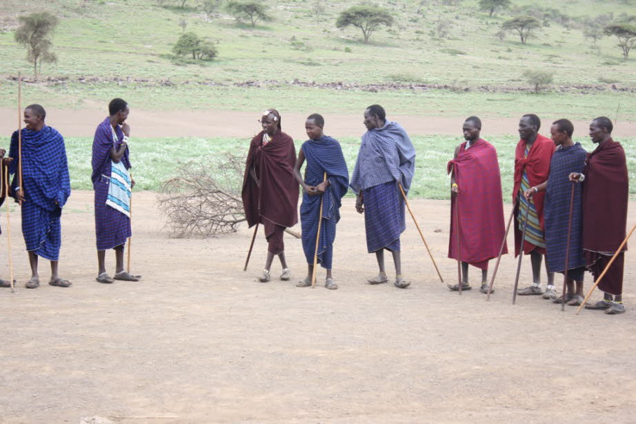 Massaimänner im Ngorongoro-Krater: Der Ngorongoro und das umliegende Savannenhochland wurden spätestens seit dem 18. Jahrhundert von Massai-Hirtennomaden besiedelt und für nomadisierende Viehweidewirtschaft genutzt. Der Krater selbst hatte für die Massai 