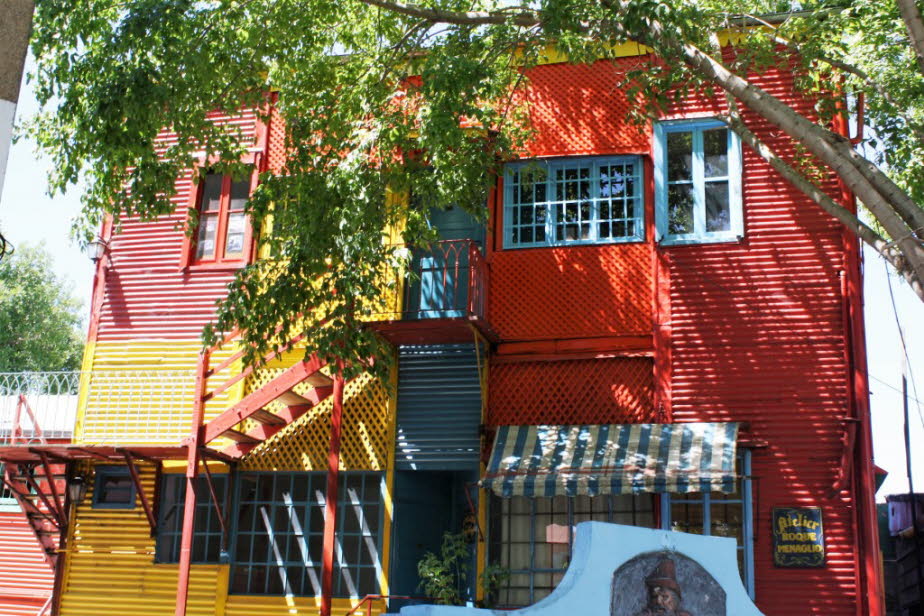 Haus in der Straße Caminito in La Boca in  Buenes Aires: Der Caminito wurde auch in einem Tango verewigt. Die Musik zu „Caminito“ (1926) stammt von Juan de Dios Filiberto, der Text von Gabino Coria Peñaloza.