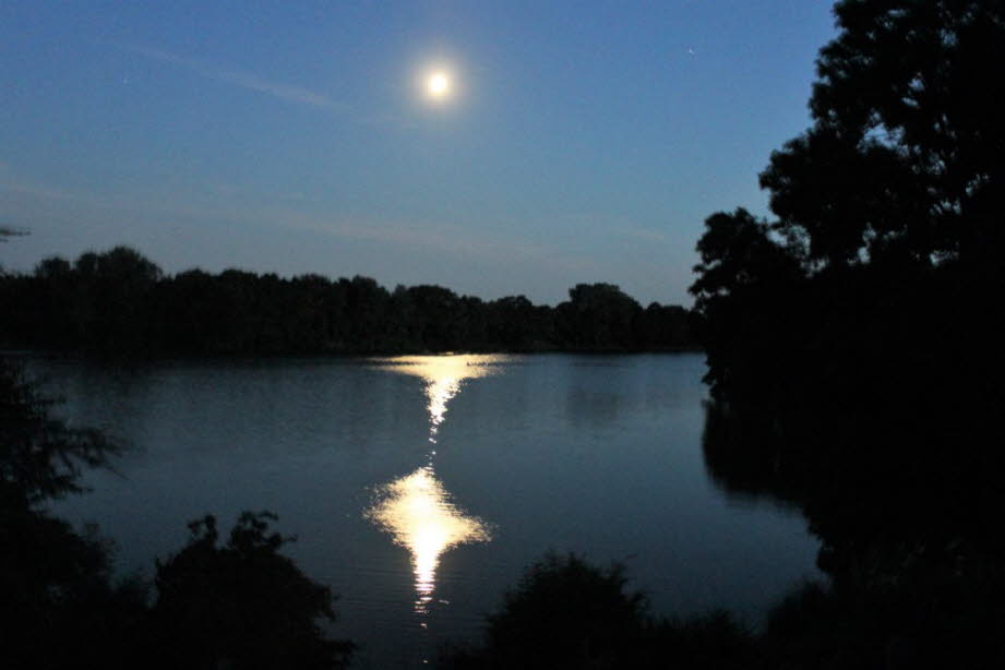 weil der Vollmond über dem Schmalensee besonders schön scheint.