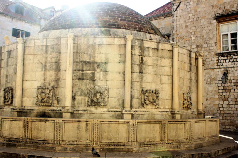 Großer Onofrio-Brunnen: Dieser kreisförmige Brunnen, eines der berühmtesten Wahrzeichen Dubrovniks, wurde 1438 als Teil eines Wasserversorgungssystems erbaut, das Wasser aus einer 12 km entfernten Quelle holte. Ursprünglich war der Brunnen mit Skulpturen 