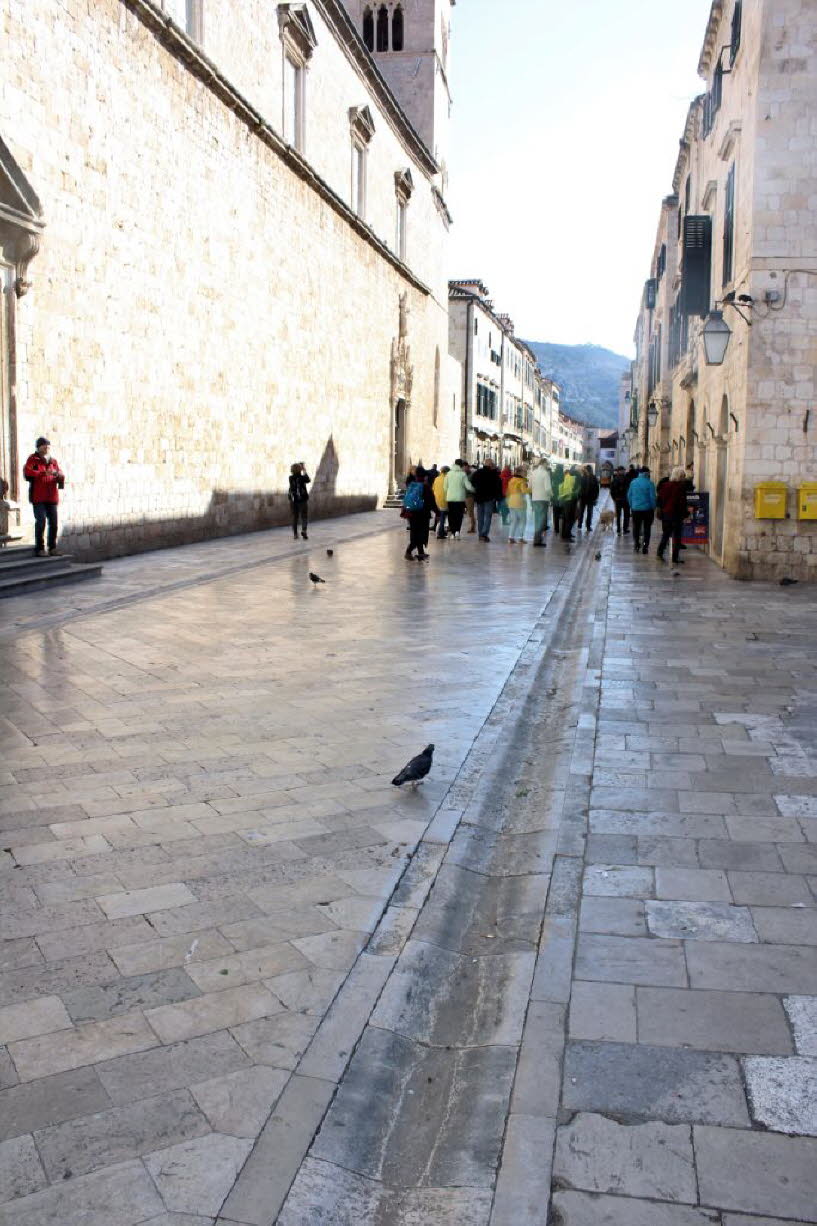 Der Stradun (oder Placa) erstreckte sich vom westlichen Eingang der Altstadt am Pile-Tor bis zum Hafen im Osten und war einst ein flacher Meereskanal, der die kleine Insel, auf der Dubrovnik erbaut wurde, von der Republik Ragusa auf dem Festland trennte. 