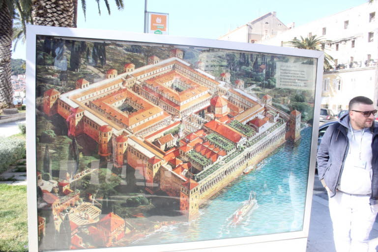Der Diokletianpalast in Split: Der außergewöhnliche Komplex des Diokletianpalastes, der eine erstklassige Lage am Hafen einnimmt, ist eines der imposantesten antiken römischen Bauwerke, die es heute gibt. Über den Geschäften und Restaurants des Palastes s