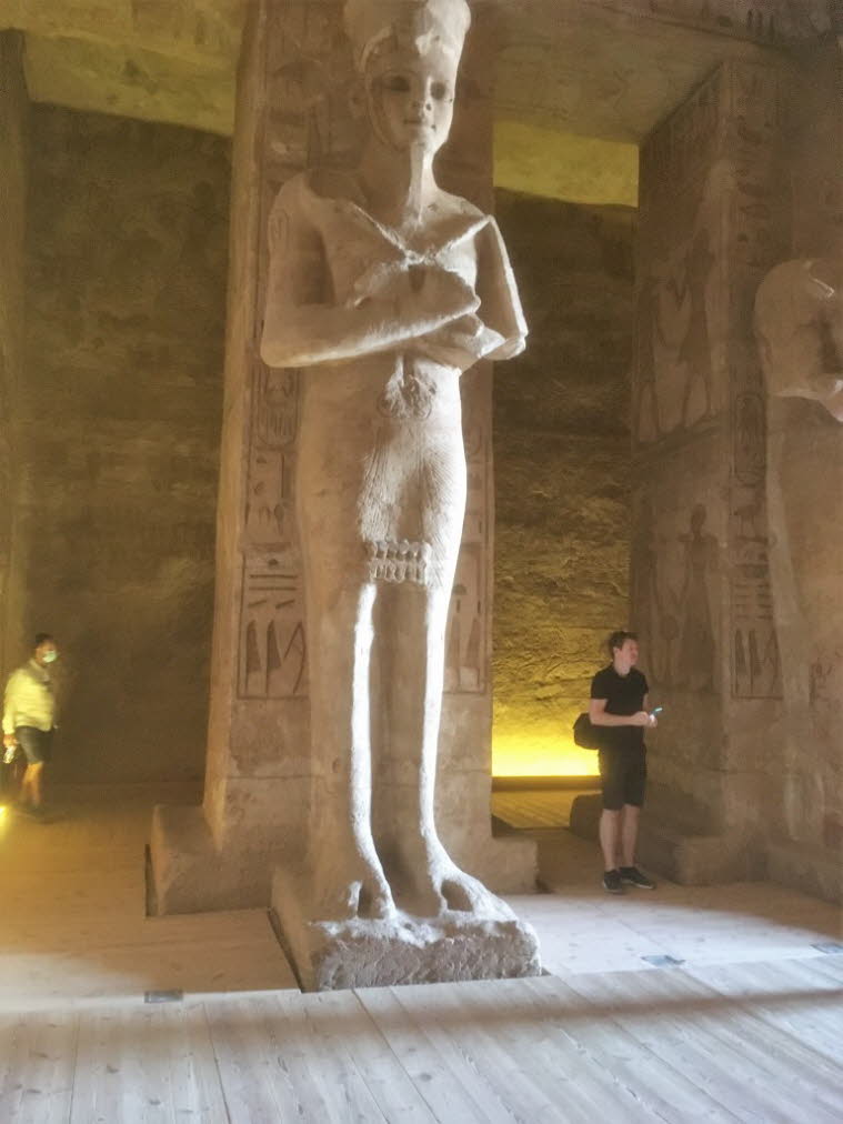 Die Säulenhalle (manchmal auch Pronaos genannt) ist 18 Meter lang und 16,7 Meter breit und wird von acht riesigen Osiridensäulen getragen, die den vergöttlichten Ramses darstellen. Die Flachreliefs an den Wänden des Pronaos zeigen Kampfszenen (inspizieren