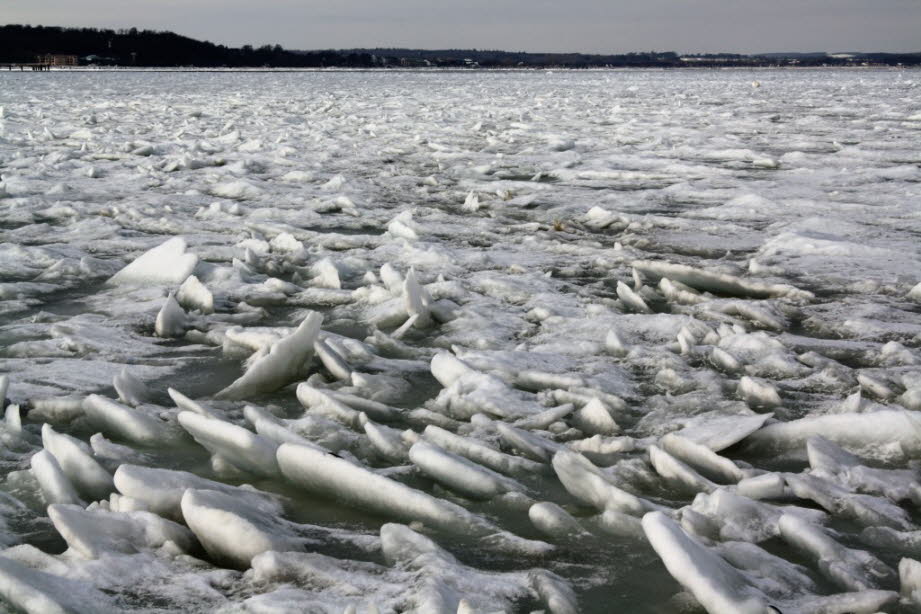 weil das Ostseeeis bei Scharbeutz bricht.