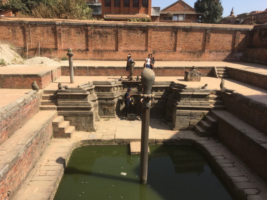 Schlangenteich im Königspalast in Bhaktapur - Der zum Königspalast gehörende Schlangenteich oder Nag Pokhari liegt im rückwärtigen Teil der Palastanlage, an der Nordostecke de Geländes. Er stammt aus dem 17. Jh. und heißt so, weil sowohl die zentrale Säul