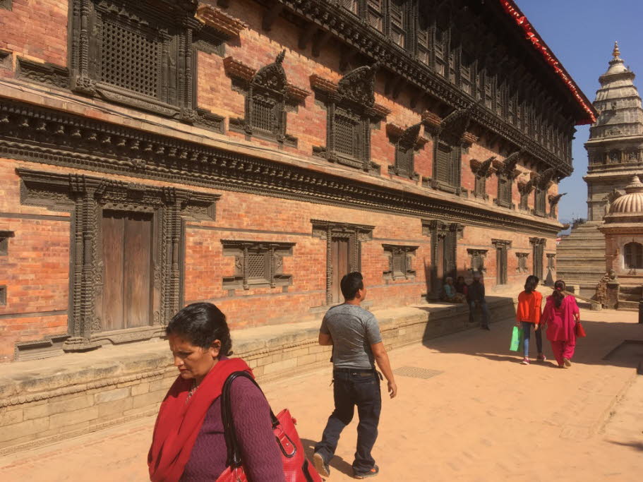 Palast der 55 Fenster in Bhaktapur - Nur noch wenige der einstmals 99 Gebäudekomplexe rund um den Durbar Square sind bis heute erhalten. Zu den erhaltenen Gebäuden gehört der dreistöckige Palast der 55 Fenster. Der Palast in Bhaktapur gilt als ältester de