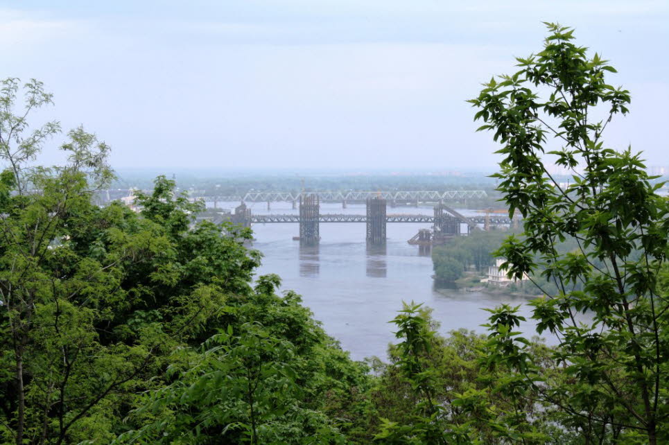 Der Dnepr  ist ein 2201 km langer Strom, der durch Russland, Weißrussland und durch die Ukraine fließt. 