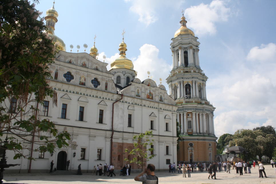 Die wiedererbaute Uspenski-Kathedrale: Die Mariä-Entschlafens-Kathedrale (auch Uspenski-Kathedrale oder Mariä-Himmelfahrts-Kathedrale) in Kiew ist ein repräsentativer barocker Kirchenbau.