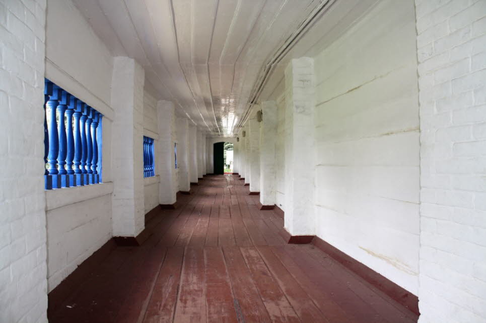 Das Kiewer Höhlenkloster liegt am hügelig aufragenden Westufer des Dnepr südlich des heutigen Stadtzentrums von Kiew.