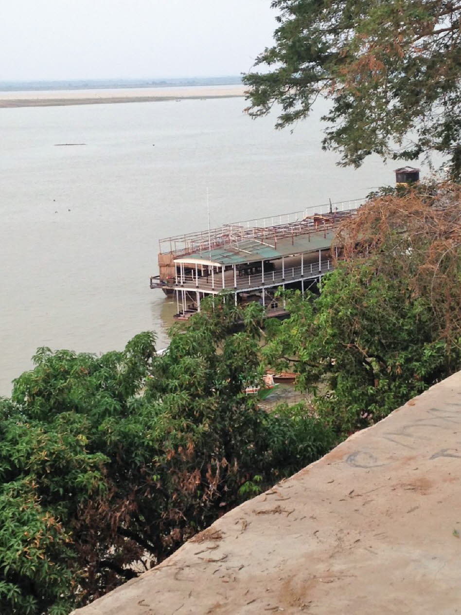 Von  Mandalay nach Bagan kann man auf dem Irrawaddy die schönsten Flusskreuzfahrten Asiens unternehmen. Auf dieser Strecke sind viele unterschiedliche Schiffe unterwegs in allen Preisklassen – von einer Fähre bis zur Luxusklasse.
